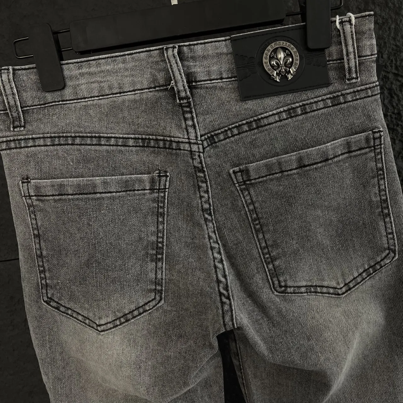 🅿️250 Crow Heart Original Pants Style No.: X037 🔥New! Chrome Hearts foreign trade order high street slim jeans, the must-have pants for fashionistas are here!  This pair of pants can be said to be both good-looking and high-quality in the Croxin series. The heavy-duty washing process is used to give the fabric a unique texture. The upper body is straight and stylish, showing high-end taste. The three-dimensional cutting fits the curves of the human body, perfectly outlines the figure, is fashionable and slim-fitting.  Made of thick beaded canvas fabric, it is soft and skin-friendly after washing and has excellent breathability. The hardware is customized according to the original ZP version, and the unique small leather label on the back waist is unique in design, simple but with hidden details everywhere. Exquisite workmanship, neat and fine wiring, showing high-end quality, widening the gap with ordinary market versions.  Genderless design, both men and women can easily control it, and easily grasp the genderless trend.  ⚪Color: High-end gray, low-key yet individual 📏Size: 28-36 (corresponding to S-XXL)